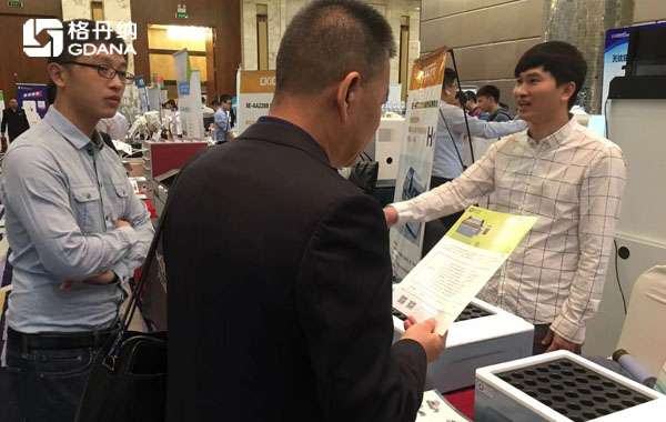 格丹納工程師現場與用戶、專業人士進行交流