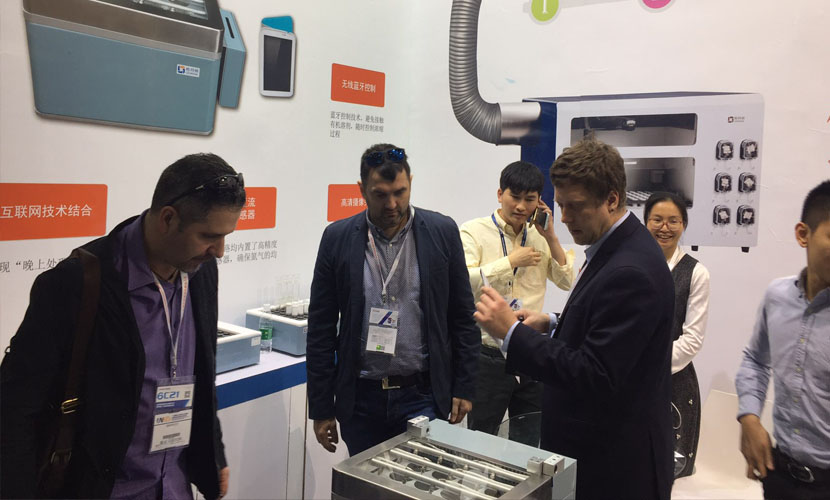 現(xiàn)場交流學習