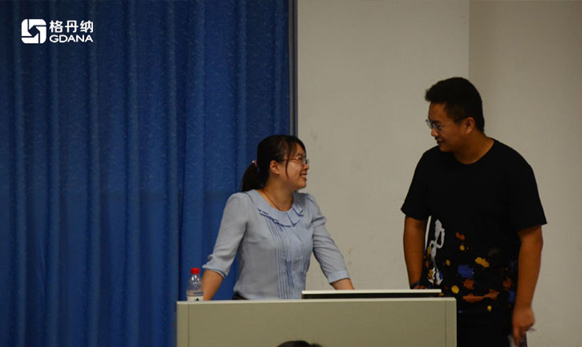 格丹納實驗工程師何麗緩老師與學(xué)生進行實驗的討論與交流