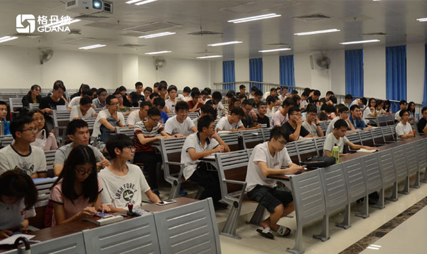 格丹納實驗工程師何麗緩老師與學(xué)生進行實驗的討論與交流格丹納實驗工程師何麗緩老師與學(xué)生進行實驗的討論與交流