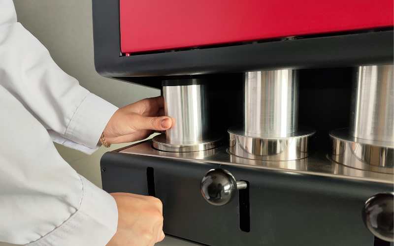 取下接收瓶稱重